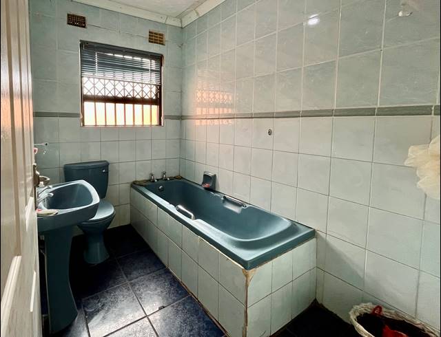 3 BEDROOM FREEHOLD FOR SALE IN MDANTSANE NU 17